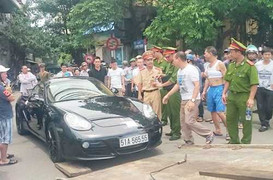 Đi ngược chiều, tài xế cố thủ trong siêu xe Porsche hơn 1 giờ đồng hồ