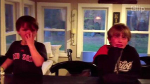 Cười té ghế phản ứng của trẻ khi bị bố mẹ thông báo đã ăn hết kẹo của chúng