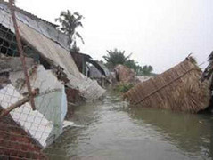 Hàng loạt căn nhà ở TP.HCM rơi xuống sông trong đêm