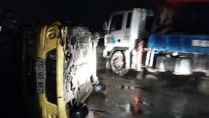 Taxi lao đầu vào bùng binh, lật nghiêng như phim trên phố Hà Nội