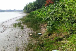 Thi thể nam thanh niên dạt vào bờ sông