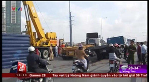 Đường lún, xe đầu kéo rơi container ở TP.HCM