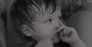 Clip: Thảm kịch khi để trẻ trong xe giữa trời nắng