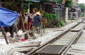 Mải nói chuyện sát đường ray, 2 người bị tàu tông chết thảm