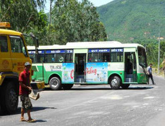 Ô tô tải húc xe buýt, hành khách la hét