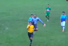 Clip: Gã thủ môn đớn hèn đạp sau lưng trọng tài