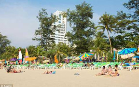 Du khách bỏ mạng vì kẹt đầu trong thang máy