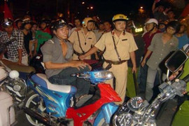 Cảnh sát giao thông TP.HCM trấn áp 'quái xế' trong đêm