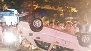 Xe con lộn nhào trong đêm, tài xế nhập viện cấp cứu