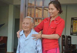 Chuyện lạ: Cụ ông tí hon 100 tuổi mù chữ nói tiếng Pháp như gió