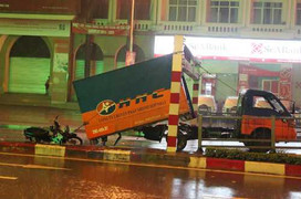 Chạy lên cầu cấm, ô tô gây tai nạn liên hoàn