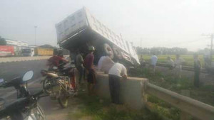 Xe tải suýt bị tàu cán nát sau khi lao khỏi quốc lộ 1A