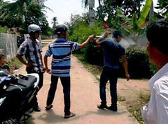 Công an xã xịt hơi cay, nam thanh niên gục ngã