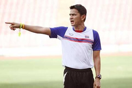 HLV Kiatisuk chỉ sang Singapore nếu U23 Thái Lan vào chung kết