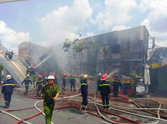 Nỗ lực cứu 14 phòng trọ ở TP.HCM, 2 lính cứu hỏa bị thương