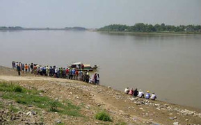 Đang tìm kiếm bé trai 4 tuổi rơi sông mất tích