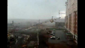 Clip: Kinh hoàng khoảnh khắc cần cẩu đổ sập xuống ôtô