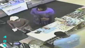 Clip: Cướp mặc váy, giả nữ bị cảnh sát truy lùng