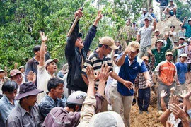 Chuyện chưa biết về mánh lới con buôn trong cơn lốc kỳ nam