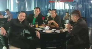 Hoài Linh bị chơi khăm, tẽn tò giữa đám đông