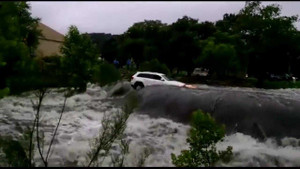 Clip: Ôtô có người lái bị lũ cuốn, người bên đường bất lực nhìn theo