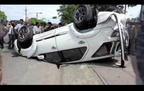 Clip: Ôtô tông gãy cột điện, lật ngửa bụng trên đường