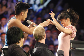 Vietnam Idol: Trọng Hiếu khiến diva Hồng Nhung đứng lên nhún nhảy