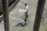Clip: Bố buộc dây, kéo lê con 100 mét trên phố