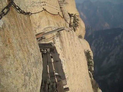 Trải nghiệm đường mòn nguy hiểm nhất thế giới