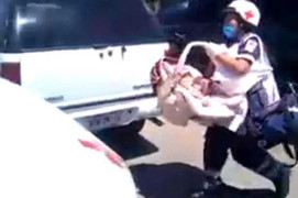 Em bé bị bỏ rơi trong ôtô đóng kín cửa