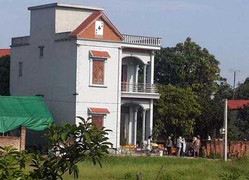 Người đàn ông chết đã nhiều ngày trong tư thế treo cổ