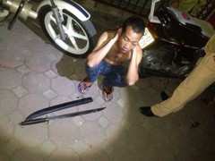 Tài xế xe tải mang kiếm dài 1 mét đi đường tự vệ