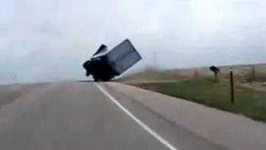 Pha đánh lái thoát chết thần kỳ của tài xế container