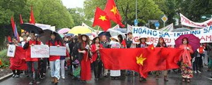 Người Việt tại Đức kêu gọi Quốc hội Đức ngăn chặn Trung Quốc xâm chiếm Biển Đông