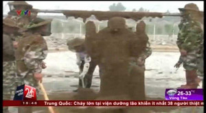 Kinh hoàng cảnh 1 triệu con ong vây kín người