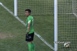 Clip hot: Thủ môn Trung Quốc mải uống nước để thủng lưới