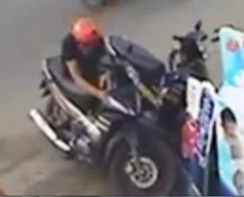 Clip: Trộm bẻ khóa xe máy trong 2 giây