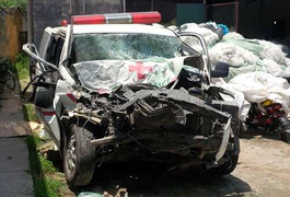 Ảnh: Xe cứu thương bẹp dúm sau vụ tai nạn 3 người tử vong