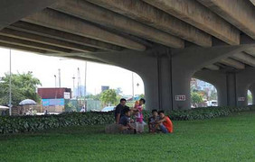 Nắng khủng khiếp, người Hà Nội đổ xô ra gầm cầu tránh nóng