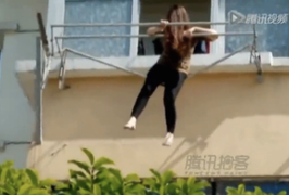 Phì cười clip thiếu nữ nhảy lầu tự tử mắc vào dây phơi