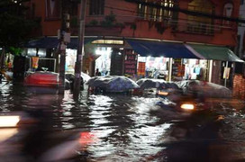 Đường phố Sài Gòn ngập nặng sau cơn mưa đầu mùa