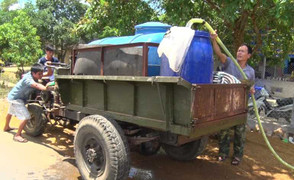 Nắng nóng kỷ lục, dân mua nước giá 'cắt cổ'