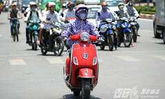 Không chịu nổi nắng khủng khiếp, dân thủ đô cuống cuồng vượt đèn đỏ
