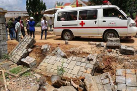 Sập tường rào bằng đá, 2 công nhân chết thảm