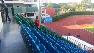 CĐV Việt Nam dọn rác được ca ngợi tại Singapore