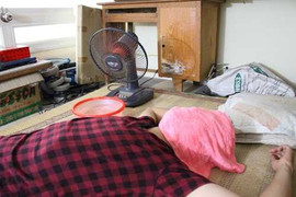Sinh viên vật lộn với nắng nóng như lò thiêu tại phòng trọ