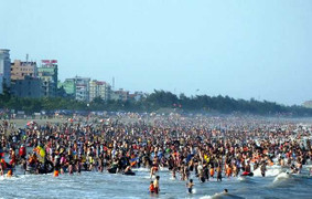 Dân đổ xô trốn nóng, biển miền Trung đông nghẹt