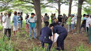 Xác đàn ông treo trên cây, hai tay bị buộc chặt