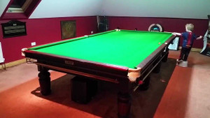 Tròn mắt xem bé 3 tuổi chơi bi-a 'bách phát bách trúng'