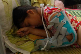 Bé 10 tuổi bị cha ruột bạo hành dã man